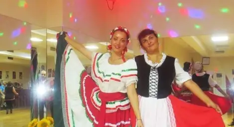 Съдебен помощник тъче бижута от мъниста на ръчно направен стан