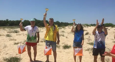 Ръководителят на клуба инж. Георги Димитров получи комплексната купа. 					Снимка: Утро