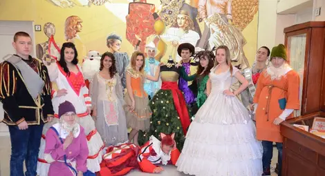 Облеклото си уши коледна елха със златист корсет и дипли от борови игли