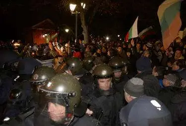 Комисар Йорданов: Жени на полицаи идваха на протестите - не вярваха да има такива дежурства Комисар Йорданов: Жени на полицаи идваха на протестите - не вярваха да има такива дежурства