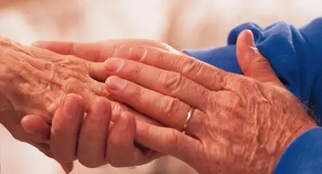 Мъж видя семейството си за пръв път от 10 г. с бионично око