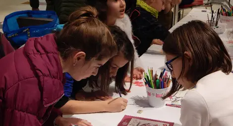 И децата се включиха в рисуването на огнени петли. 	            Снимка: Красимир СТОЯНОВ