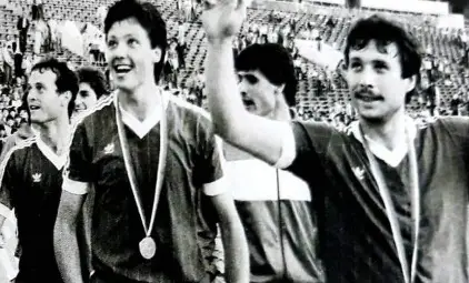 Двама шампиони с ЦСКА - Йордан Димитров до Любо Пенев със златните медали.