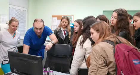 В Световния ден за борбата с инсулта МЕДИКА отвори врати за ученици от Английската гимназия