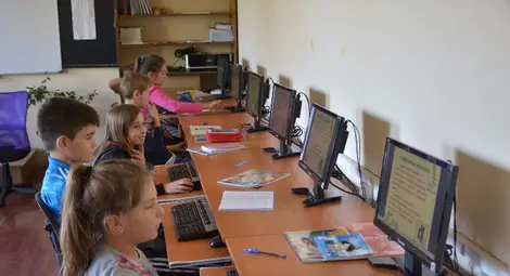 Втори компютърен кабинет оборудва училището в Мартен