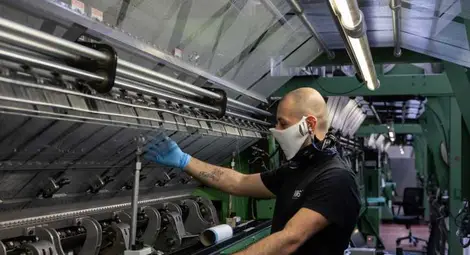 Предприятията в страната възстановяват работата си, но с намален персонал