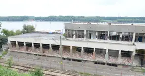 Започна събарянето на  бившата гребна база на кея