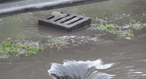 Порои заляха села, отнесени са мостове и къщи