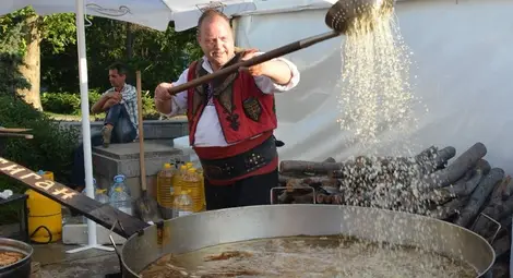 Юнашкият тиган пристига в Бабово за празника на греяната ракия