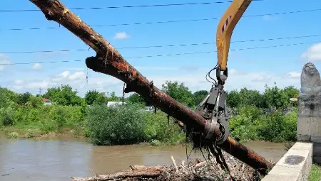 Придошлите води на река Янтра заталачиха с дървета по 7-8 метра моста на пътя Горна Оряховица &ndash; Първомайци /галерия/
