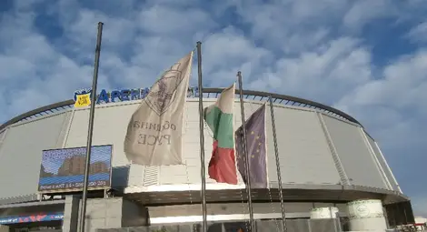 Пейзажът пред спортната зала: Потрошени плочки, ръждясали железа и мизерни прашасали знамена