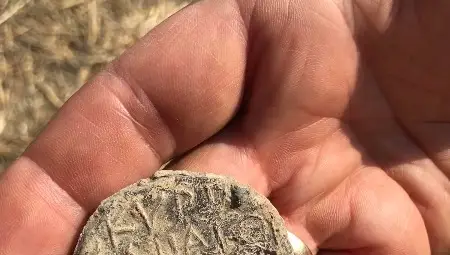 Откритото при проучванията малко огледало с надпис на гърба.					            Снимка: РИМ