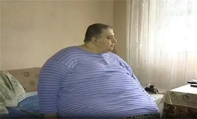 Мечтата на един 300-килограмов българин е да стигне до пейката пред блока Мечтата на един 300-килограмов българин е да стигне до пейката пред блока