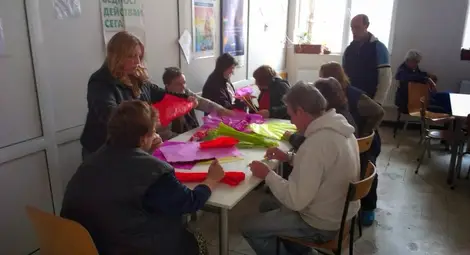 Бездомници плетоха мартеници в приюта &bdquo;Добрия самарянин&ldquo;