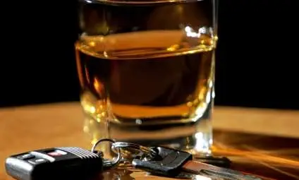 Пиян с 2.7 промила застигна автомобил и го запрати в стълб