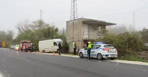 Двама души с опасност за живота след излизане на бус от пътя