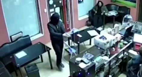 Хладнокръвна касиерка пречупи двама нападатели с пистолети в &bdquo;Еврофутбол&ldquo;