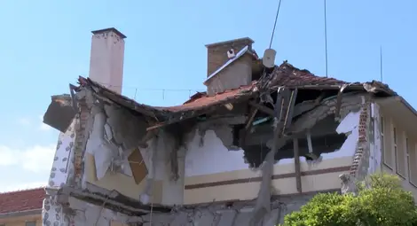 Срути се голяма част от сградата на училище в Казанлък /галерия/