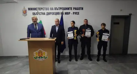Трима пътни полицаи от Русе с грамоти от областния управител Драгомир Драганов Трима пътни полицаи от Русе с грамоти от областния управител Драгомир Драганов