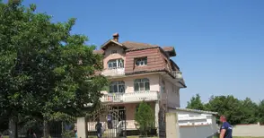 Погнаха за пране на пари бургуджиите с луксозни замъци във Ветово