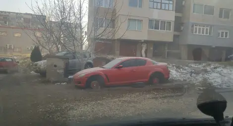 Спортна &bdquo;Мазда Rx8&ldquo; остана без скъпите си 18-цолови гуми и джанти в &bdquo;Чародейка&ldquo;.     Снимка: Фейсбук