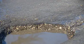 Пълнят със студен асфалт дупките по главните улици