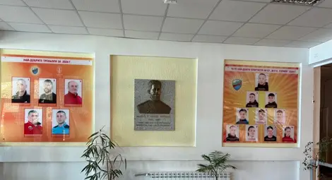 Спортното училище с алея на отличниците