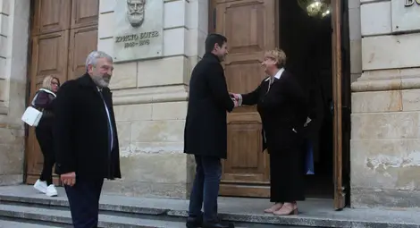 Президентът на БФС Георги Иванов подари футболни топки  на учениците от най-старото русенско училище