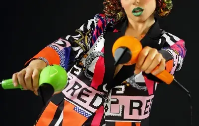 Неон в косите, искри в очите