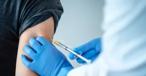 Половината медици не бързат  да се запишат за ваксиниране