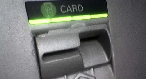 10-членна група източвала чужди банкови сметки