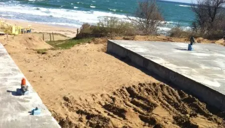 Бетонираха плажа на къмпинг &ldquo;Юг&rdquo; в залива Корал /галерия/