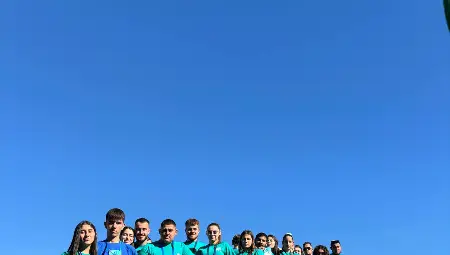 Демокрация в действие тренираха в реалистични симулации 60 участници в младежки проект