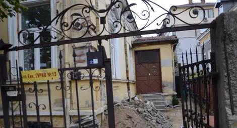 Нови собственици правят ремонт на една от къщите на фамилия Канети