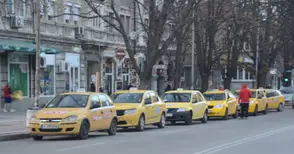 Областният управител атакува в съда новите цени на такситата