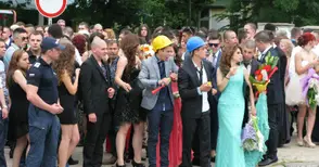 Абитуриентите от Строителната направиха дефиле с каски