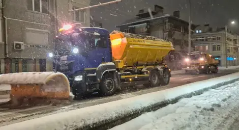 Община Русе мобилизира екипи срещу обледеняването на улици и тротоари