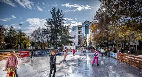 Безплатни кънки и голяма кутия за писма до Дядо Коледа на ледената пързалка пред Операта