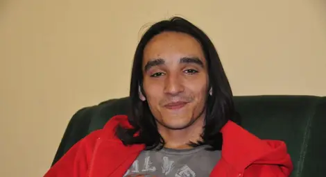 Момчето, което излезе от Дома за деца, за да седне на студентската скамейка