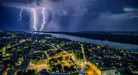 Отличеният кадър &bdquo;Лятна буря&ldquo;.