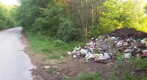 Боклуците нагло и невъзмутимо са изсипани до самия път. Снимка: Утро Боклуците нагло и невъзмутимо са изсипани до самия път. Снимка: Утро