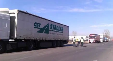 Гръцките стачници се смилиха над 300 тира Гръцките стачници се смилиха над 300 тира