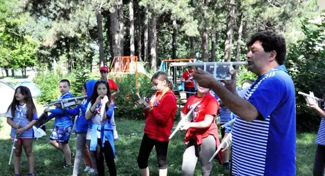 Една позабравена игра - стрелба с фунийки, заинтригува скаутите