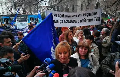 Десетки медицински специалисти протестират пред здравното министерство