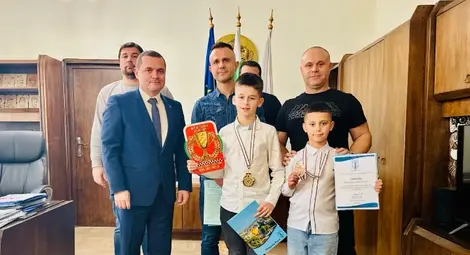 Кметът Пенчо Милков отличи младите състезатели по мотокрос Филип Кашов и Владиян Цветков