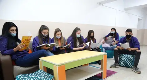 Строителната гимназия в Русе с нов библиотечен кът