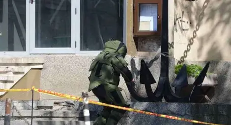 Мъж с бежово яке пет часа държа &bdquo;Славянска&ldquo; в бомбена тревога