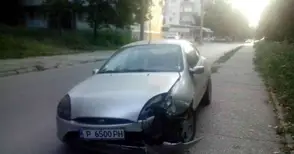 Младежи забиха форд в дърво и изчезнаха преди патрулката