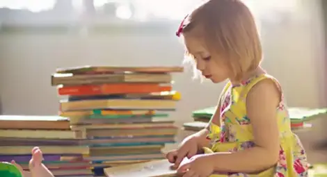 Родителите прекарват над 90 минути пред компютъра и само 25 - четат книги на децата си