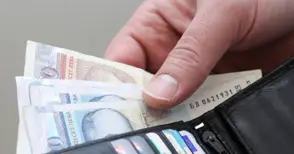 Всеки десети взема  и заплата, и пенсия